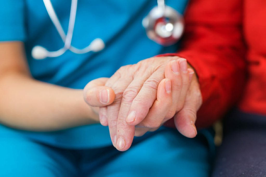 Medicinska sestra Zdravstvene ustanove SANO pruža njegu u kući pacijenta u Splitu