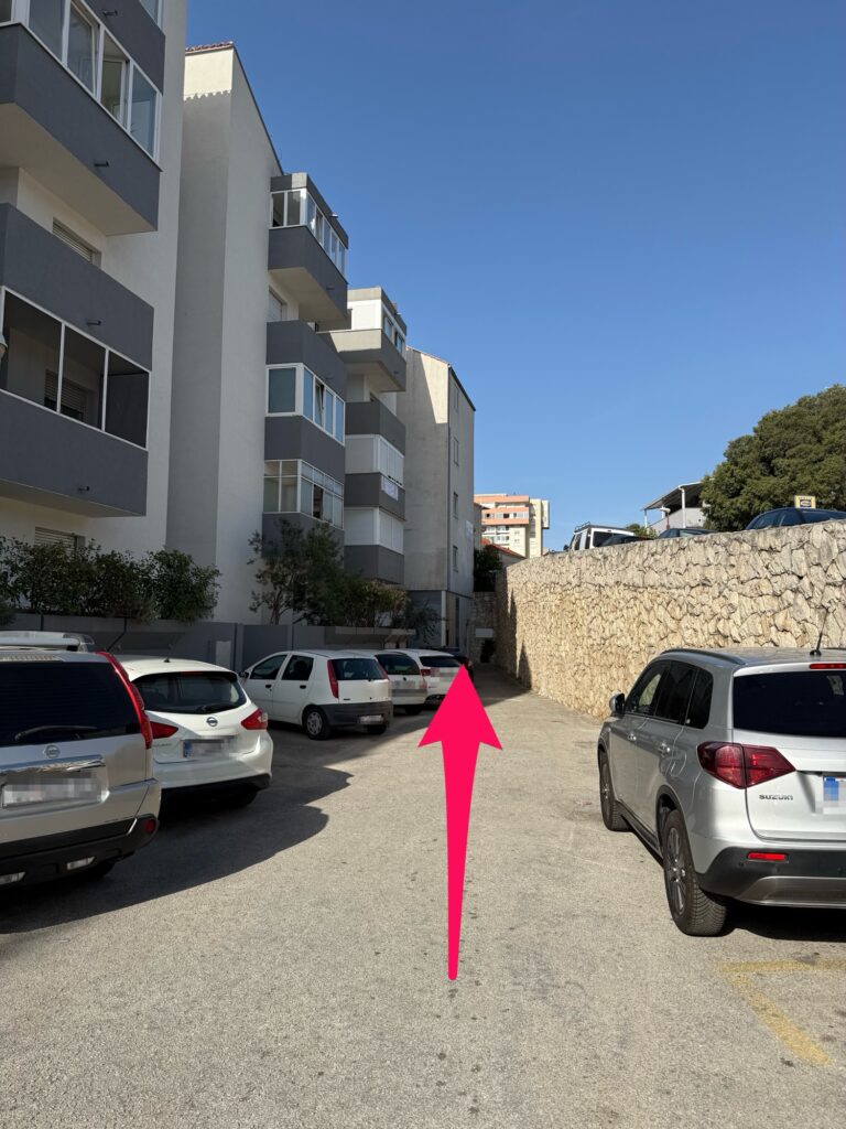 Ulaz u Ustanovu SANO sa sjevernog parkinga, Trondheimska 25