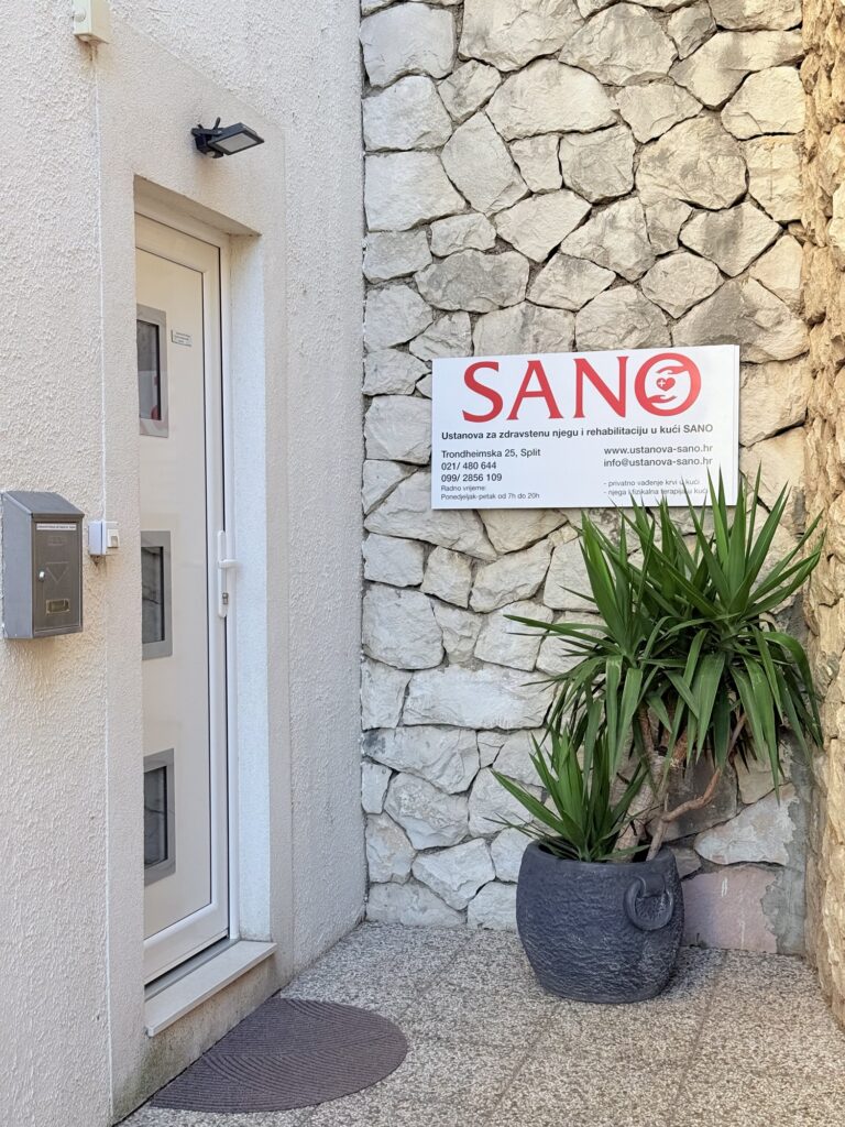 Ploča Zdravstvene ustanove SANO na ulazu, Trondheimska 25, Split