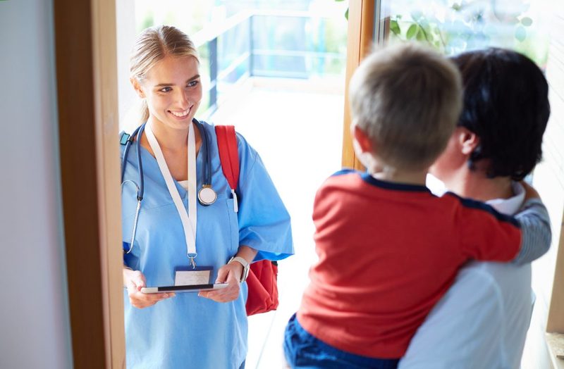 Medicinska sestra Ustanove SANO vadi krv pacijentu na kućnoj adresi u Splitu